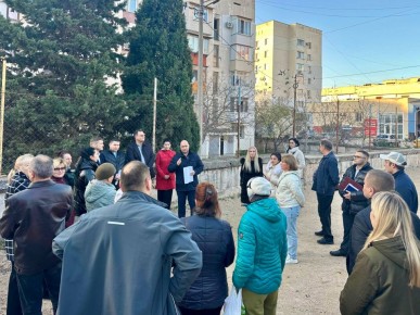 Владимир Немцев: Встретились с жителями домов №19, 19А и 21 по улице Александра Маринеско, чтобы обсудить заключительный этап проектирования новой спортивной площадки, а также комплексный ремонт внутриквартальных дорог и...