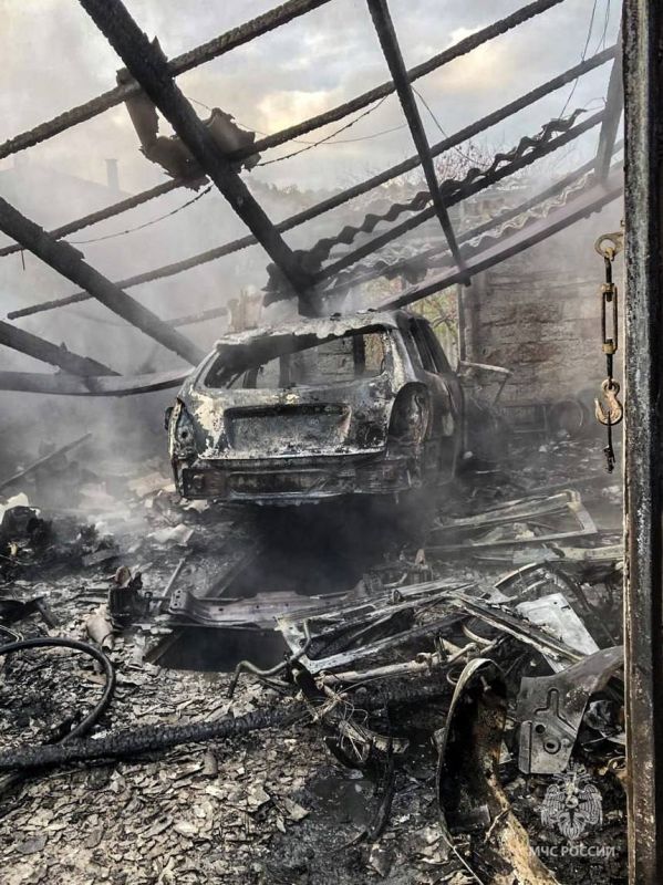 В Севастополе сгорел гараж с автомобилем внутри