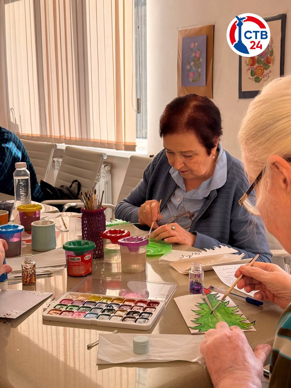В Севастопольском центре социального обслуживания прошел мастер-класс по созданию новогодних открыток В Севастопольском центре социального обслуживания прошел мастер-класс по созданию новогодних открыток