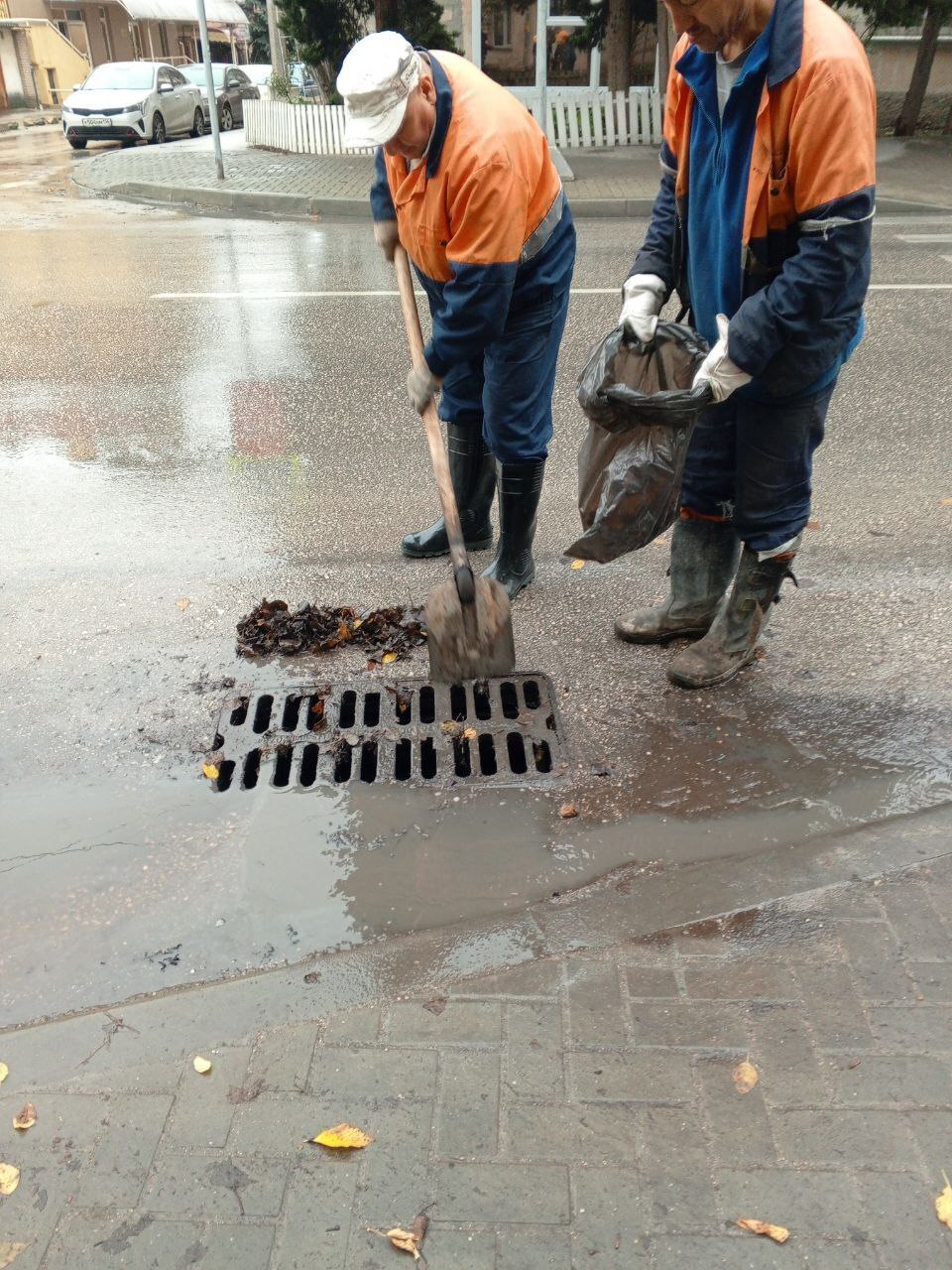 Водоканал: Рабочие моменты. Очистка решеток и дождеприемников от листьев и грунта после дождя на ул.Громова, ул.Очаковцев, ул.Генерала Петрова,ул.Ревякина, ул.3-й Бастионной, ул.Розы Люксембург, ул.Надеждинцев, ул.Генерала... Водоканал: Рабочие моменты. Очистка решеток и дождеприемников от листьев и грунта после дождя на ул.Громова, ул.Очаковцев, ул.Генерала Петрова,ул.Ревякина, ул.3-й Бастионной, ул.Розы Люксембург, ул.Надеждинцев, ул.Генерала...