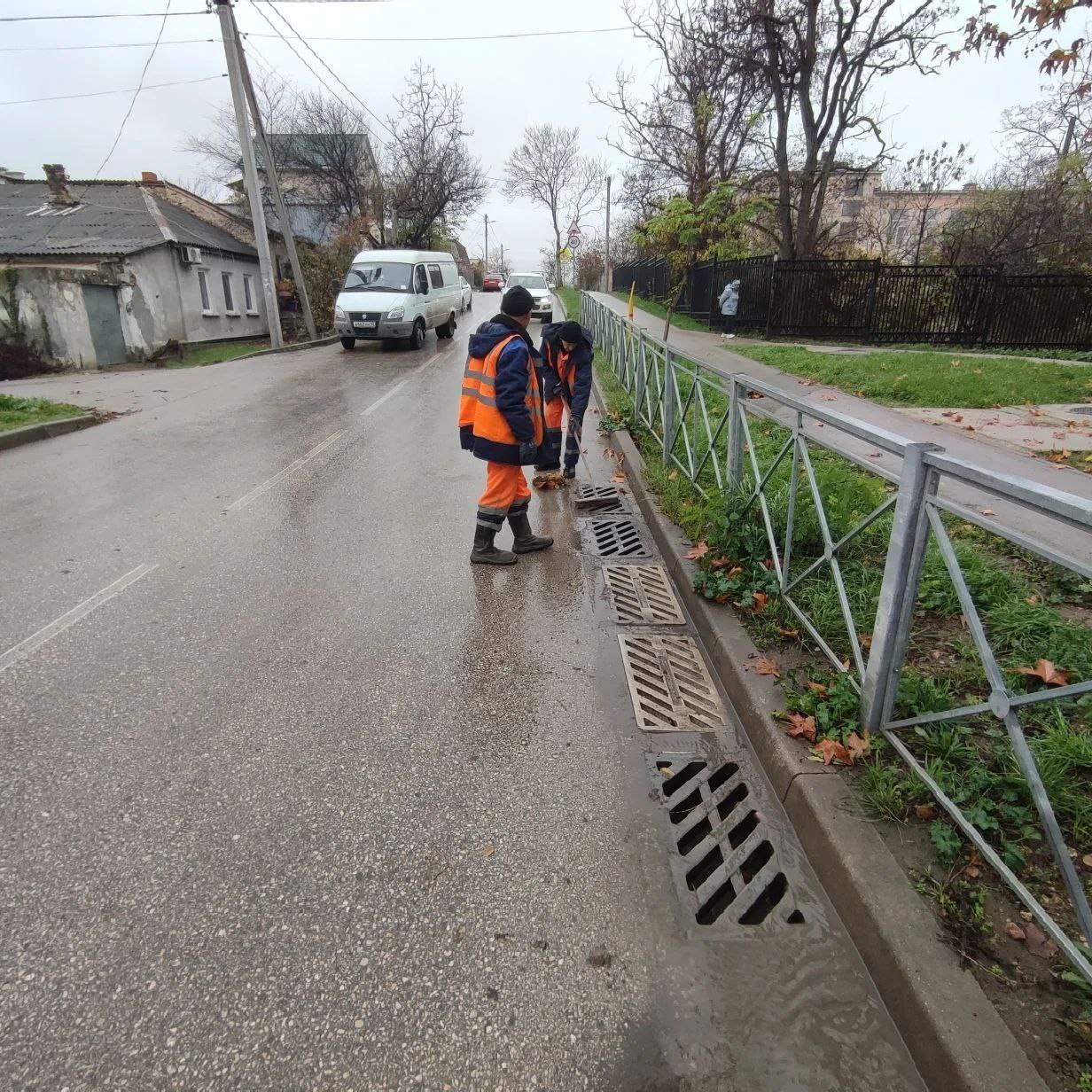 Водоканал: Рабочие моменты. Очистка решеток и дождеприемников от листьев и грунта после дождя на ул.Громова, ул.Очаковцев, ул.Генерала Петрова,ул.Ревякина, ул.3-й Бастионной, ул.Розы Люксембург, ул.Надеждинцев, ул.Генерала... Водоканал: Рабочие моменты. Очистка решеток и дождеприемников от листьев и грунта после дождя на ул.Громова, ул.Очаковцев, ул.Генерала Петрова,ул.Ревякина, ул.3-й Бастионной, ул.Розы Люксембург, ул.Надеждинцев, ул.Генерала...