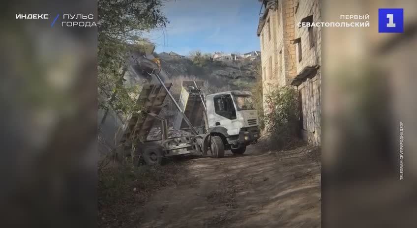 Сброс стройотходов с двух грузовых автомобилей зафиксировали в районе гаражного кооператива «Вымпел-2»