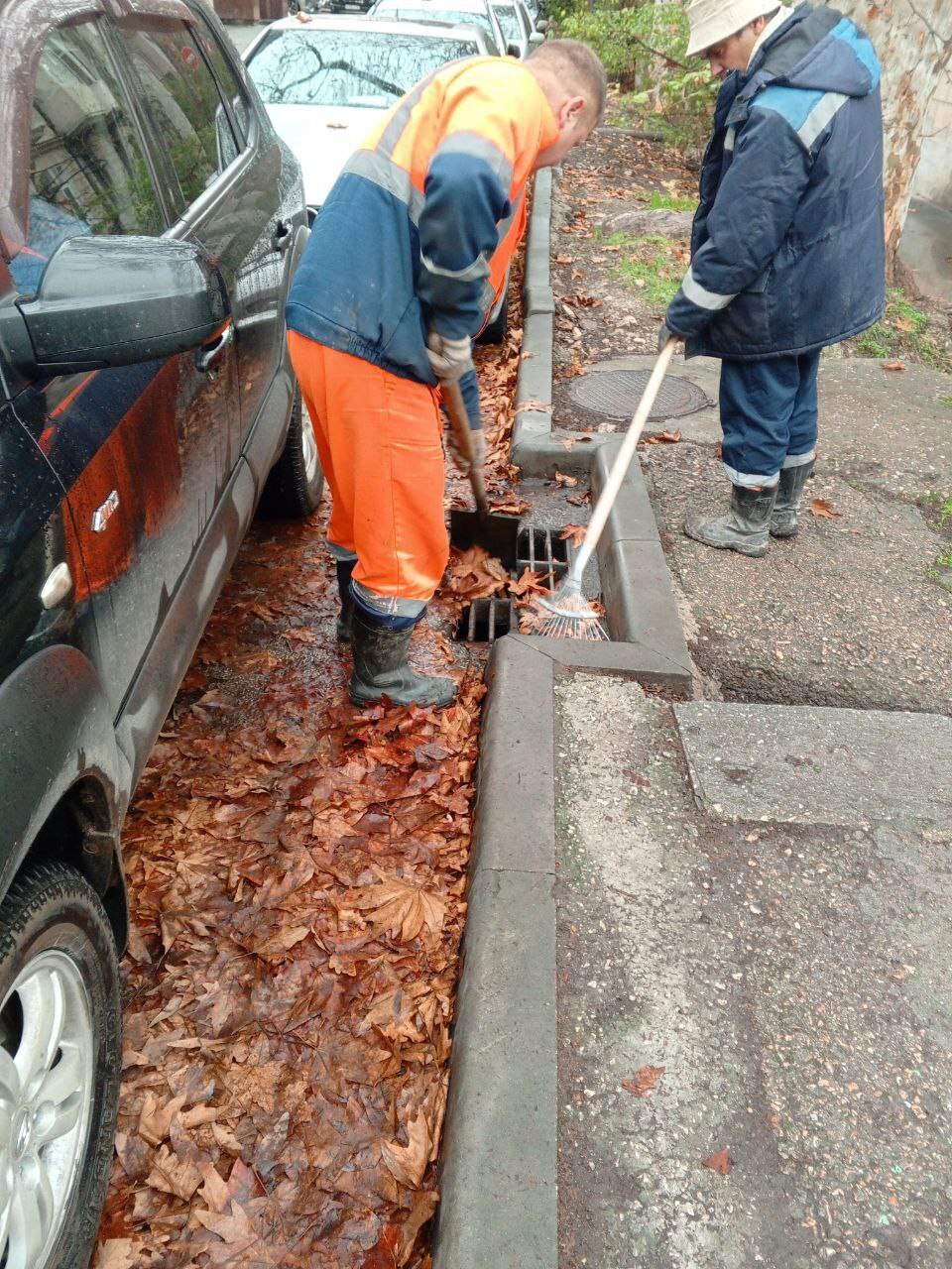 Водоканал: Рабочие моменты. Очистка решеток и дождеприемников от листьев и грунта после дождя на ул.Громова, ул.Очаковцев, ул.Генерала Петрова,ул.Ревякина, ул.3-й Бастионной, ул.Розы Люксембург, ул.Надеждинцев, ул.Генерала... Водоканал: Рабочие моменты. Очистка решеток и дождеприемников от листьев и грунта после дождя на ул.Громова, ул.Очаковцев, ул.Генерала Петрова,ул.Ревякина, ул.3-й Бастионной, ул.Розы Люксембург, ул.Надеждинцев, ул.Генерала...