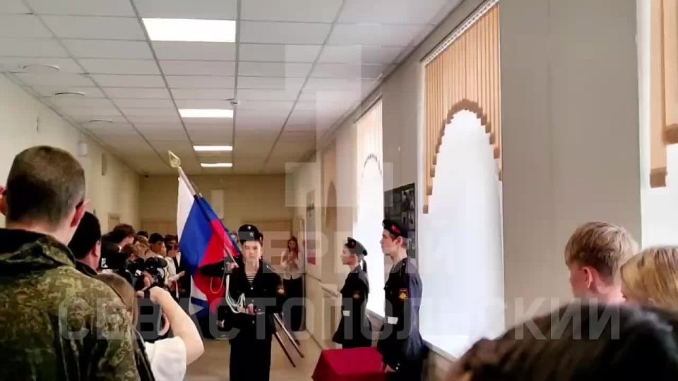 «Стенд героя» в честь бойца специальной военной операции Дмитрия Таранца открыли в школе №13 в посёлке Кача, где он учился