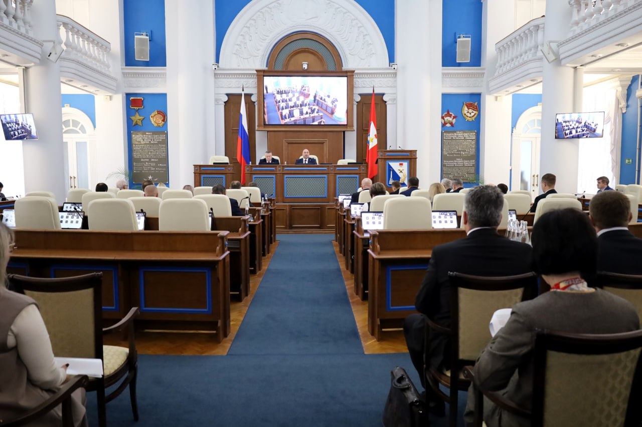 Сегодня, 9 декабря 2025 года, первый заместитель прокурора города Севастополя Дмитрий Теллин принял участие в пленарном заседании третьей сессии Законодательного Собрания города Севастополя III созыва