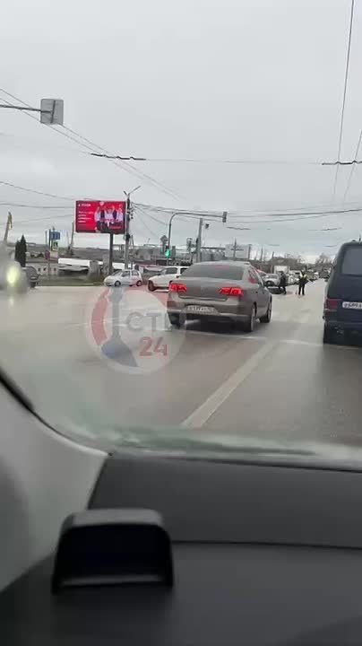 ДТП на перекрестке Камышового и Казачинского шоссе в среднем ряду