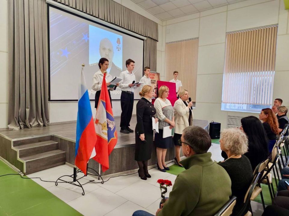 В День героев Отечества в школах открыли парты в честь героев Специальной военной операции: в школе №31- Назарову Дмитрию Юрьевичу и Попову Егору Григорьевичу, в школе №41-Гавриленко Андрею Викторовичу