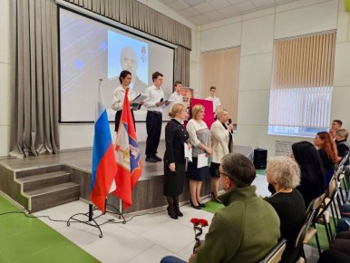 В День героев Отечества в школах открыли парты в честь героев Специальной военной операции: в школе №31- Назарову Дмитрию Юрьевичу и Попову Егору Григорьевичу, в школе №41-Гавриленко Андрею Викторовичу