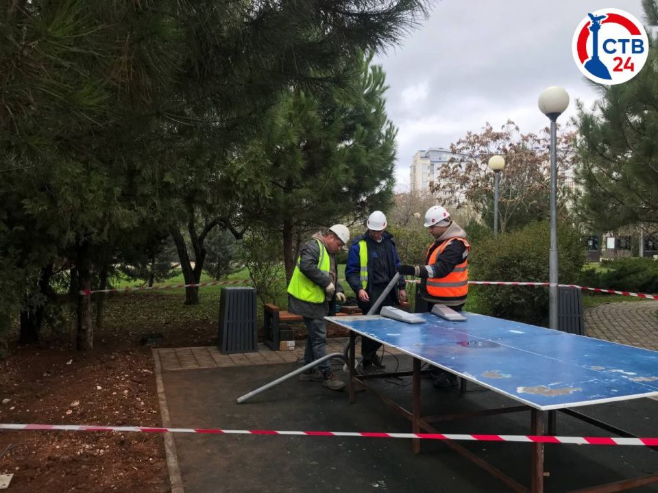 В Севастополе на спортивной площадке Динопарка устанавливают наружное освещение