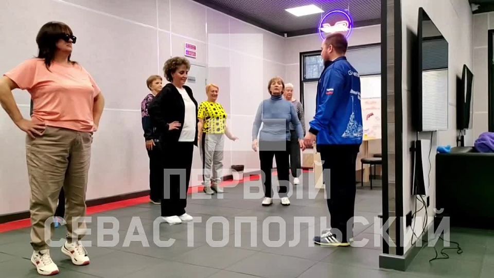 Не только стать уверенным пользователем цифровых технологий, но и укрепить физическое здоровье помогает проект «Кибер-бабушка», стартовавший сегодня в Севастополе