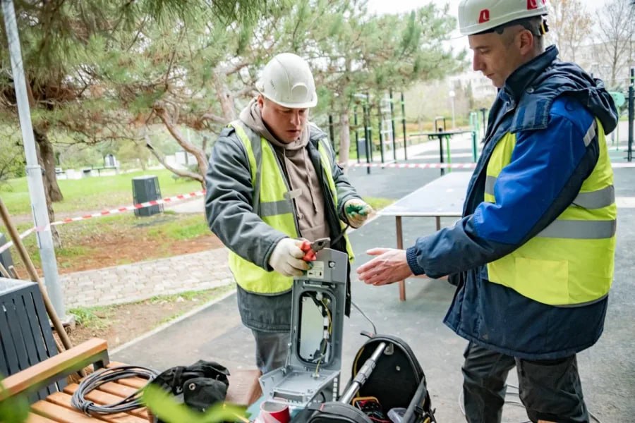 Специалисты «Горсвета» установили дополнительное наружное освещение на площадке для настольного тенниса в Динопарке Специалисты «Горсвета» установили дополнительное наружное освещение на площадке для настольного тенниса в Динопарке