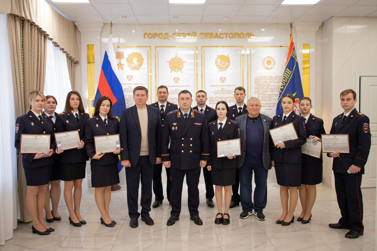 Начальник УМВД России по г.Севастополю генерал-майор полиции Сергей Сигунов вручил новые погоны сотрудникам ОВД, получившим первые офицерские звания