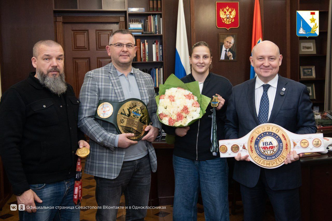 Губернатор поздравил чемпионку России по боксу Елену Гапешину