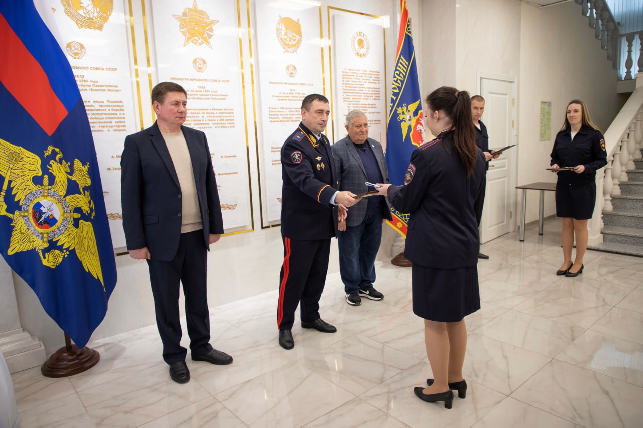 Начальник УМВД России по г.Севастополю генерал-майор полиции Сергей Сигунов вручил новые погоны сотрудникам ОВД, получившим первые офицерские звания Начальник УМВД России по г.Севастополю генерал-майор полиции Сергей Сигунов вручил новые погоны сотрудникам ОВД, получившим первые офицерские звания