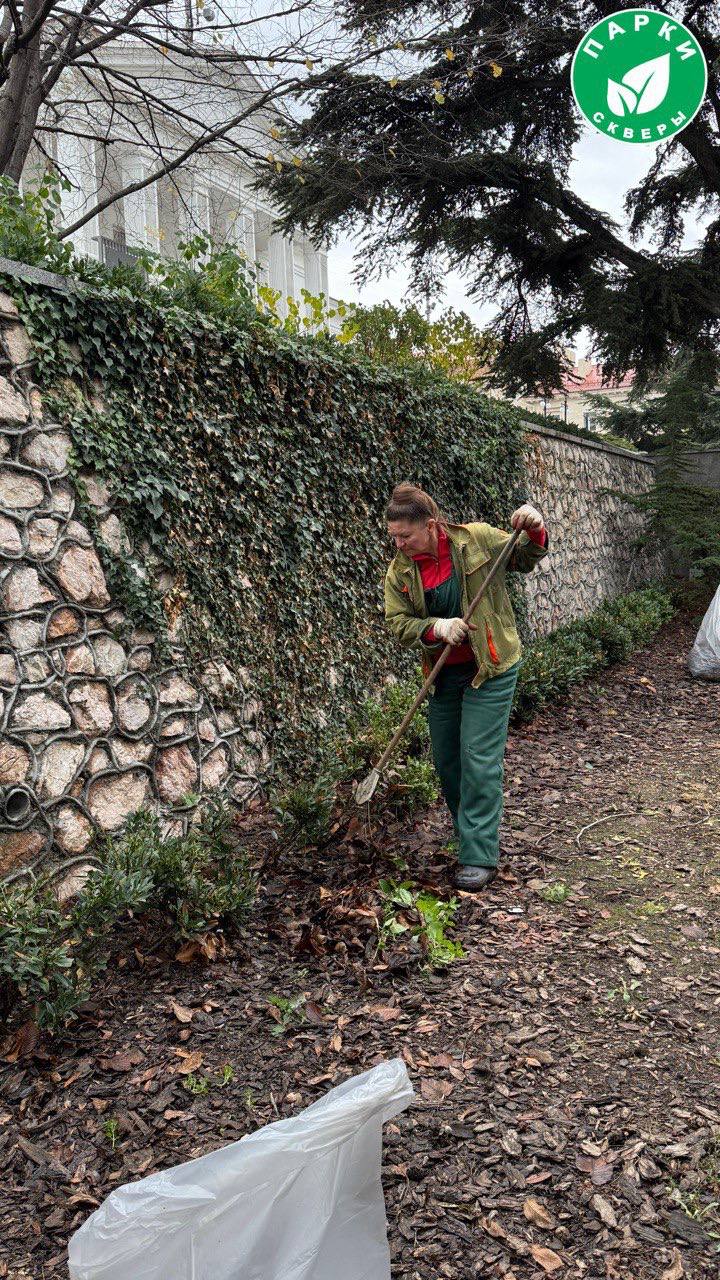 «Парки и скверы» продолжают ухаживать за зелеными зонами Севастополя «Парки и скверы» продолжают ухаживать за зелеными зонами Севастополя