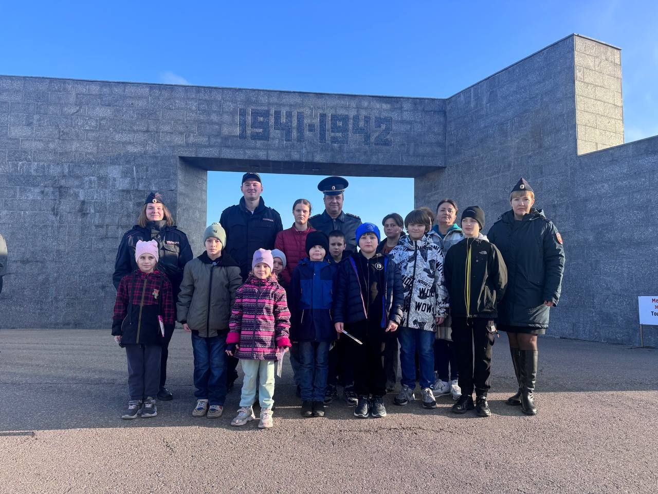 Севастопольские полицейские организовали для воспитанников приюта экскурсию на «35-ю береговую батарею»