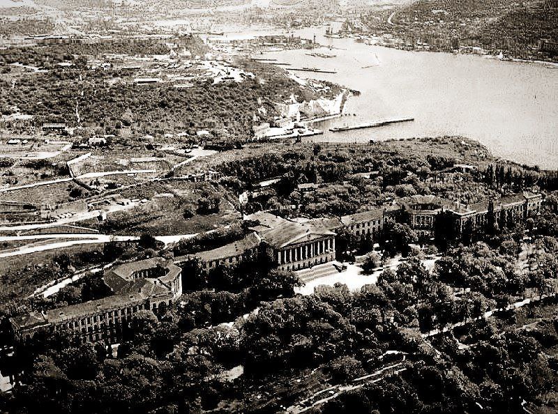 15 декабря 1951 года по инициативе адмирала Н.Г. Кузнецова было создано Севастопольское высшее военно-морское инженерное училище 15 декабря 1951 года по инициативе адмирала Н.Г. Кузнецова было создано Севастопольское высшее военно-морское инженерное училище