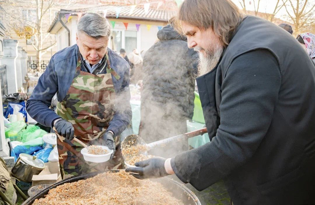 У Свято-Владимирского собора прошла новогодняя благотворительная ярмарка У Свято-Владимирского собора прошла новогодняя благотворительная ярмарка