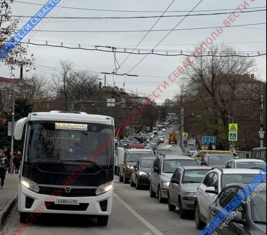 Севастопольцы потратили более часа в пробке на Корабельной стороне