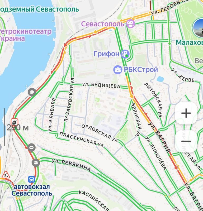 В пробках на Корабельной стороне севастопольцы этим утром стоят больше часа