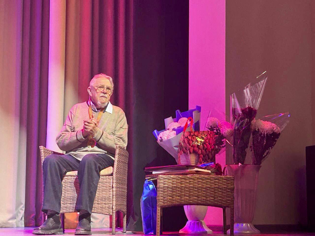 В Севастополе с юбилеем торжественно поздравили скульптора Владимира Суханова В Севастополе с юбилеем торжественно поздравили скульптора Владимира Суханова