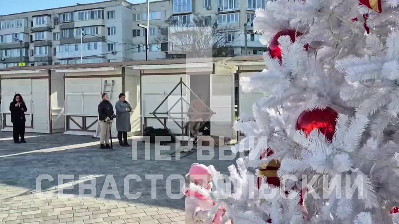 Новогоднюю ярмарку готовят к открытию возле МКЦ «Бухта Казачья»