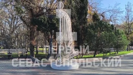 Праздничные новогодние инсталляции монтируют на Приморском бульваре