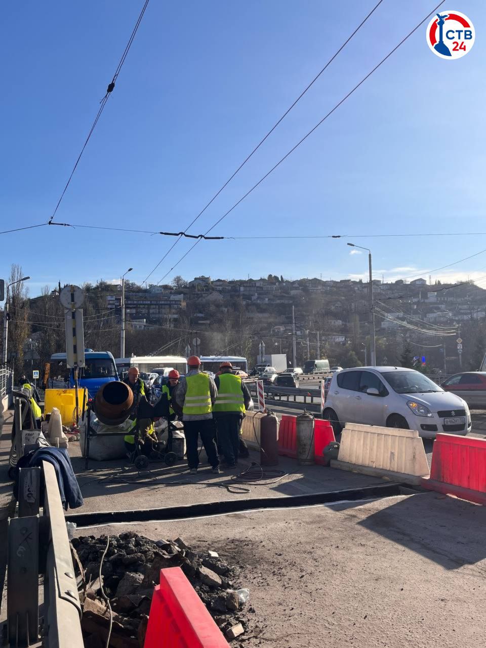 Ремонт на Днепровском мосту продолжается Ремонт на Днепровском мосту продолжается