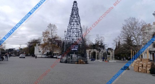 Сегодня центр Севастополя украшали к Новому году