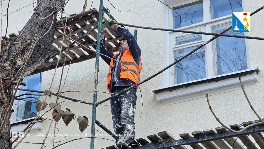 Ремонт фасада дома на улице Терлецкого, 10 в Балаклаве подходит к концу Ремонт фасада дома на улице Терлецкого, 10 в Балаклаве подходит к концу