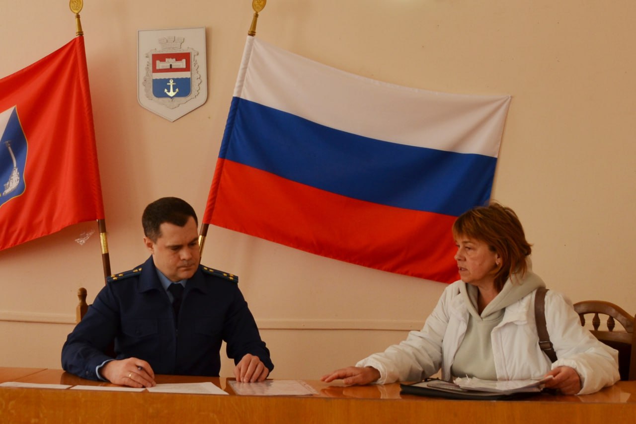Сегодня, 18 декабря 2025 года, заместитель прокурора города Севастополя Анатолий Абраменко провел выездной прием жителей Нахимовского муниципального округа Сегодня, 18 декабря 2025 года, заместитель прокурора города Севастополя Анатолий Абраменко провел выездной прием жителей Нахимовского муниципального округа