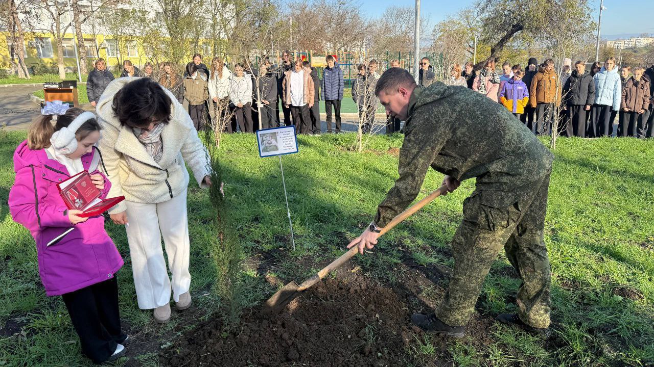 Во дворе школы №41 открыли «Аллею Памяти»