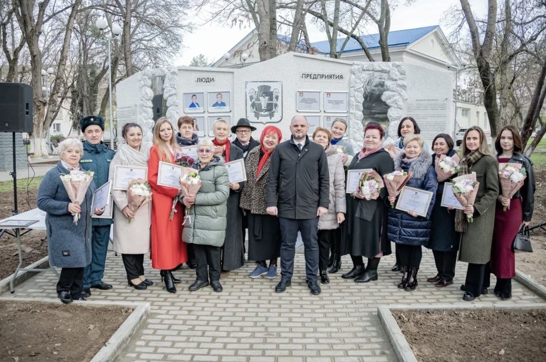 В Инкермане торжественно открыли Доску почета В Инкермане торжественно открыли Доску почета