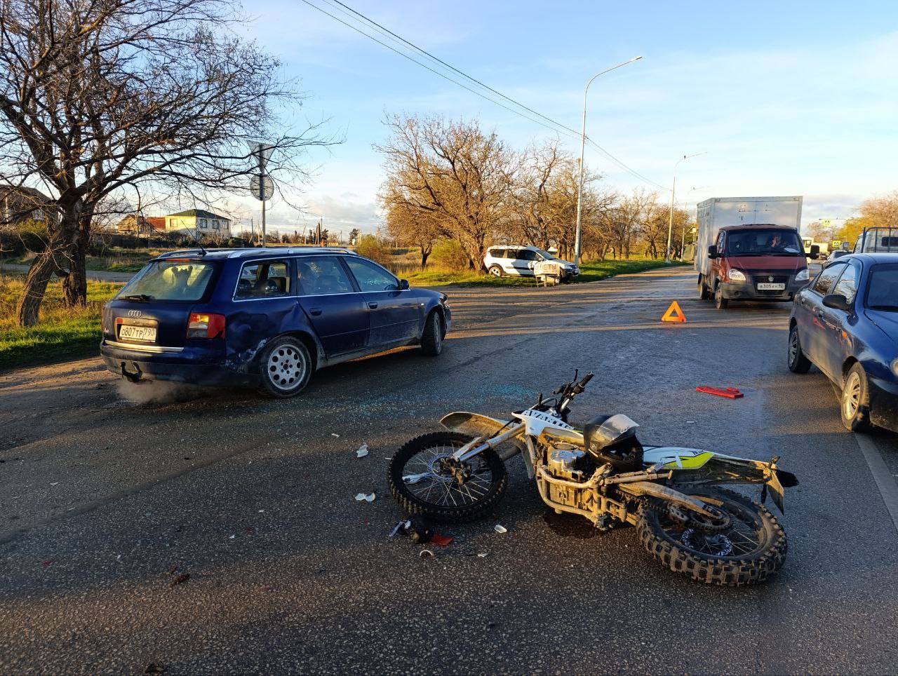 Водитель «Ауди» не уступил дорогу и сбил мотоциклиста в Симферопольском районе