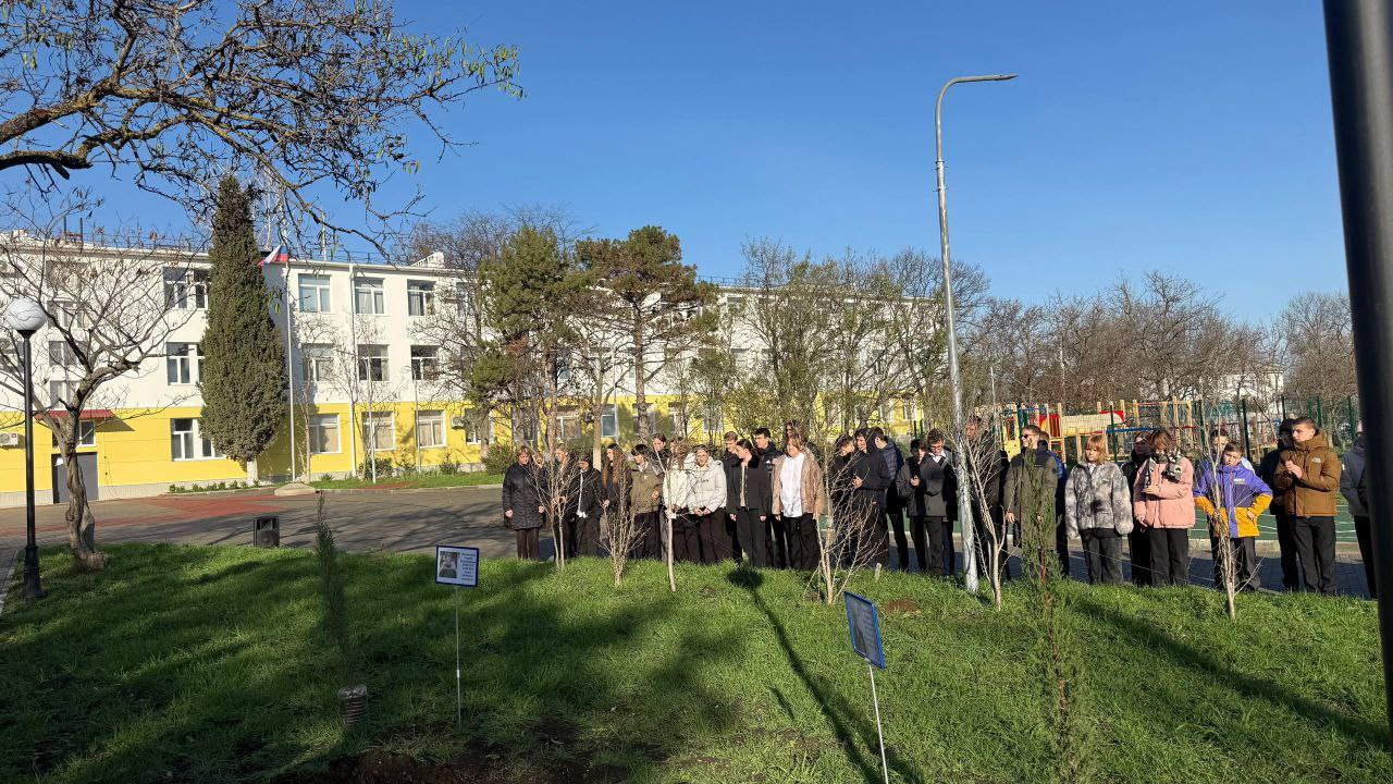 Во дворе школы №41 открыли «Аллею Памяти» Во дворе школы №41 открыли «Аллею Памяти»