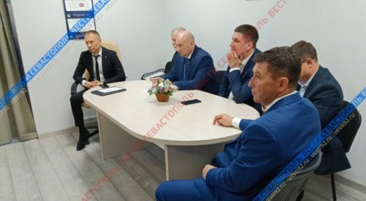 Спикер и депутаты Законодательного собрания Севастополя слушают Владимира Путина то из убежища, то в зале заседаний из-за воздушной тревоги