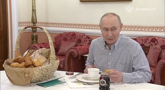 Путин получил выпечку из подмосковной пекарни, хозяин которой обратился к главе государства в эфире «Итогов года»