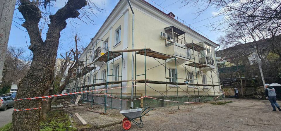 В Севастополе завершаются работы по капитальному ремонту фасада дома №10 по улице Терлецкого