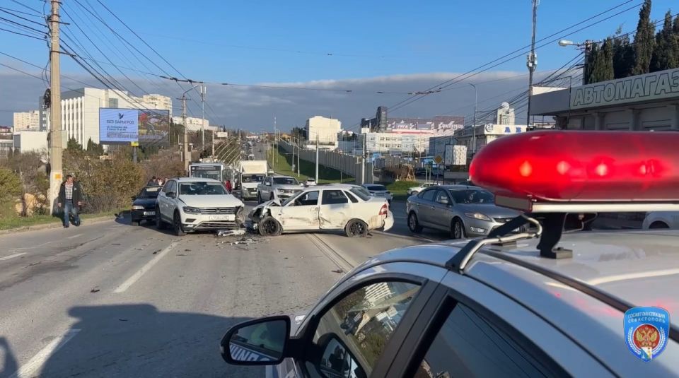 ДТП с участием пяти автомобилей произошло в районе остановки «Студгородок» ДТП с участием пяти автомобилей произошло в районе остановки «Студгородок»