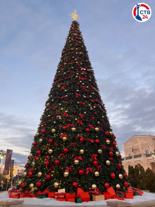 В Новом Херсонесе и у Свято-Владимирского собора завершили праздничное украшение территории