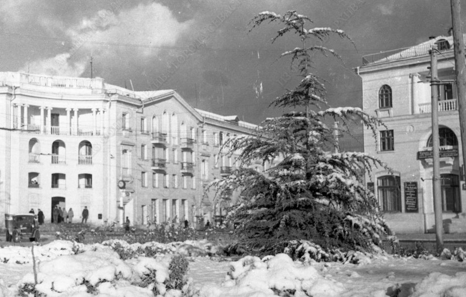 Заснеженный Севастополь: улица Большая Морская и площадь Ушакова, 1950-е годы