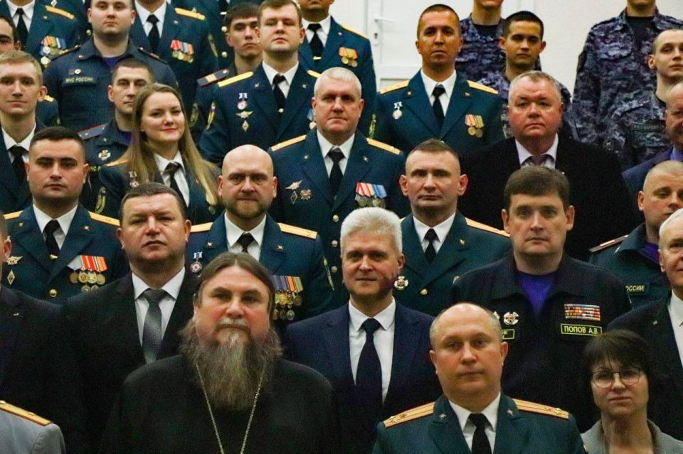 Спасателей Севастополя наградили по итогам года Спасателей Севастополя наградили по итогам года