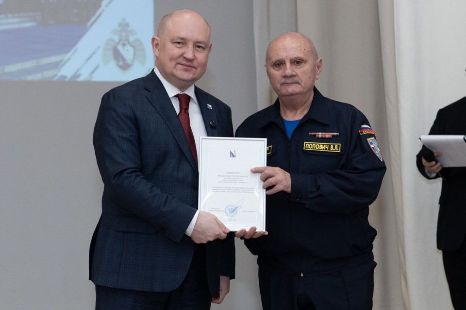 Спасателей Севастополя наградили по итогам года Спасателей Севастополя наградили по итогам года