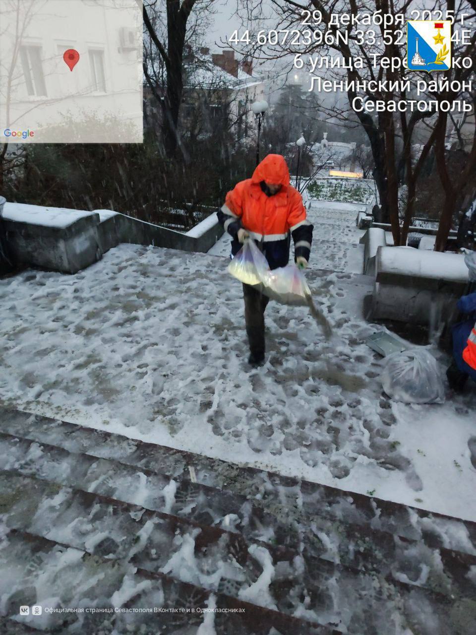 В Балаклаве убрали упавшее дерево В Балаклаве убрали упавшее дерево