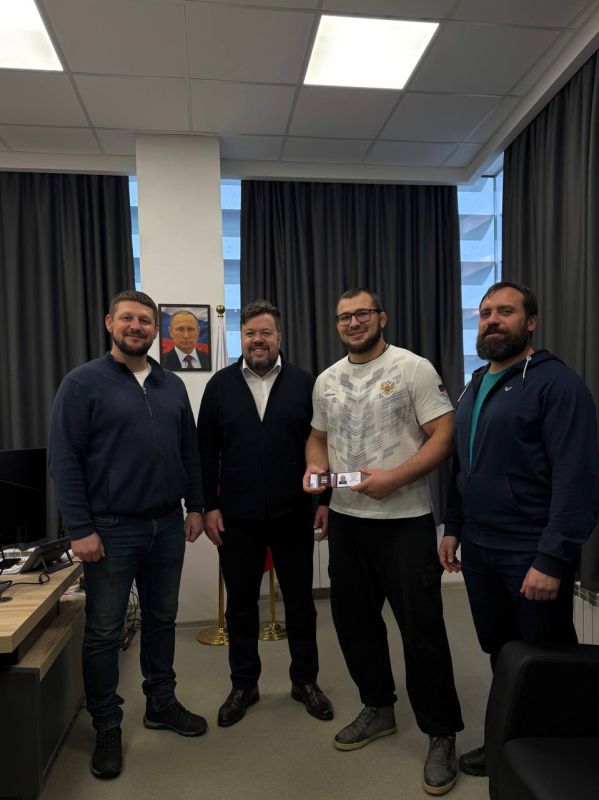 Сергей Резниченко: Сегодня с большим удовольствием вручил удостоверение и знак мастера спорта России международного класса по дзюдо Александру Шалимову