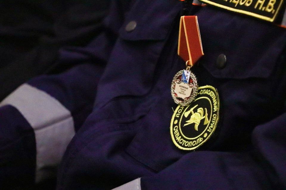 Спасателей Севастополя наградили по итогам года Спасателей Севастополя наградили по итогам года