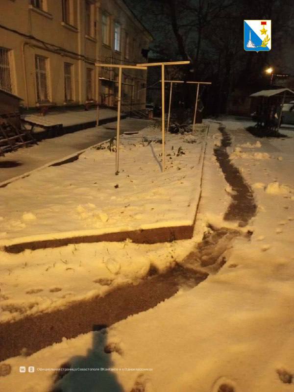 Управляющие компании чистят дворы от снега Управляющие компании чистят дворы от снега