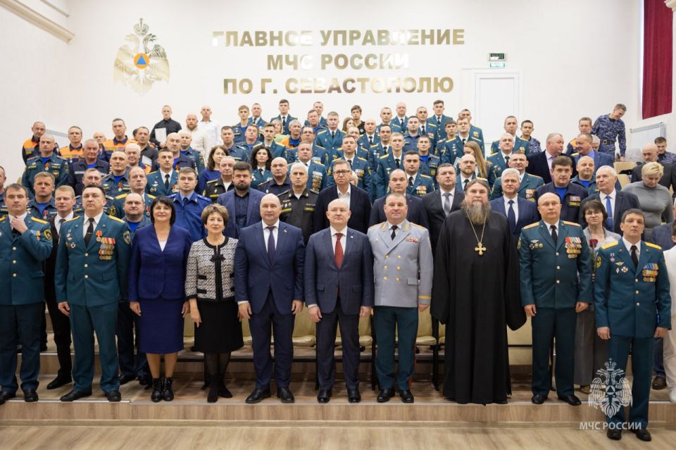 В честь 35-летия МЧС России и Дня спасателя в Севастополе чествовали проявивших мужество и героизм