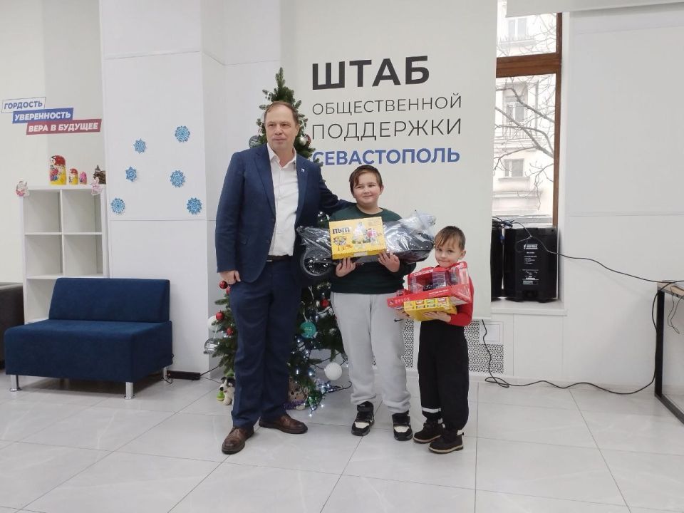 Александр Кулагин: Сегодня исполнились желания двух маленьких севастопольцев из многодетной семьи - Александра и Алексея