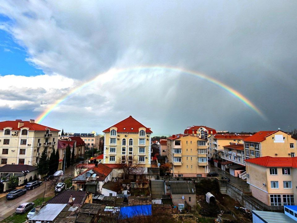 Тем временем читатели радуют снимками невероятной радуги над Севастополем